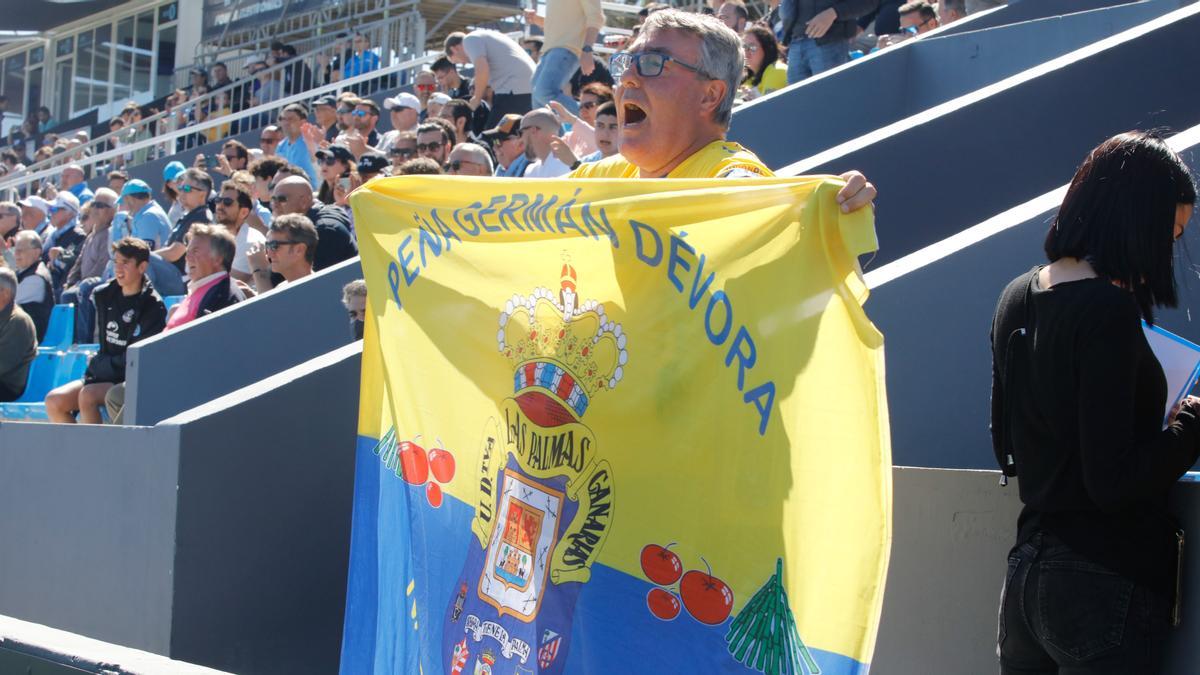 Un seguidor de la UD Las Palmas en el estadio Can Misses de Ibiza.