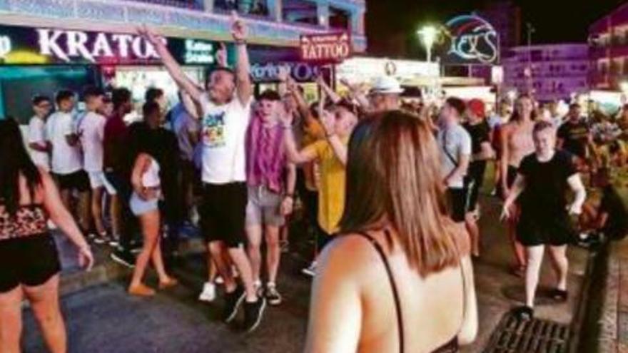 Archivfoto feiernder Menschen in Magaluf.