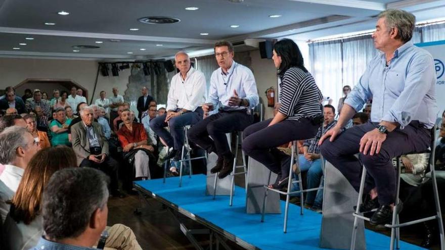 Feijóo, ayer, junto a los candidatos por Lugo José Manuel Barreiro y Joaquín García Díez y la presidenta del PP lucense, Elena Candia. // FdV