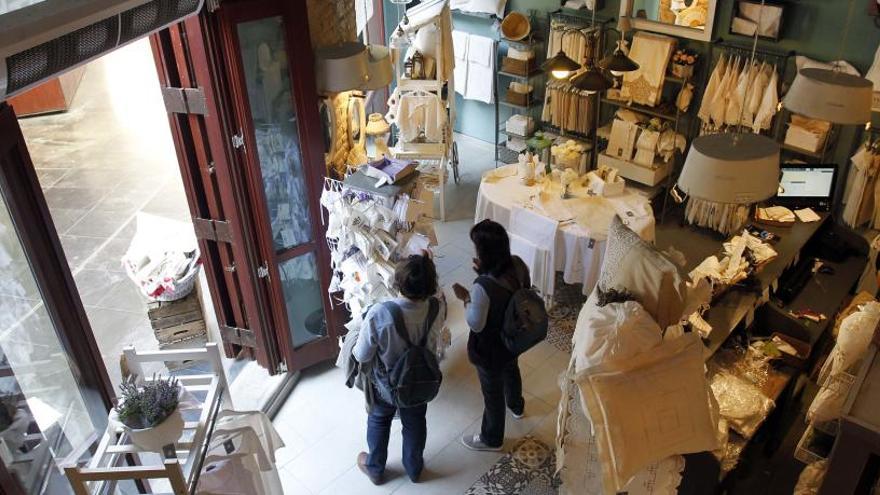 Bordados con historia en la plaza Redonda