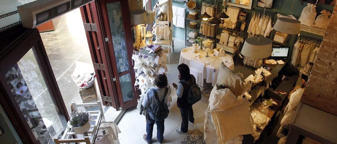 Bordados con historia en la plaza Redonda