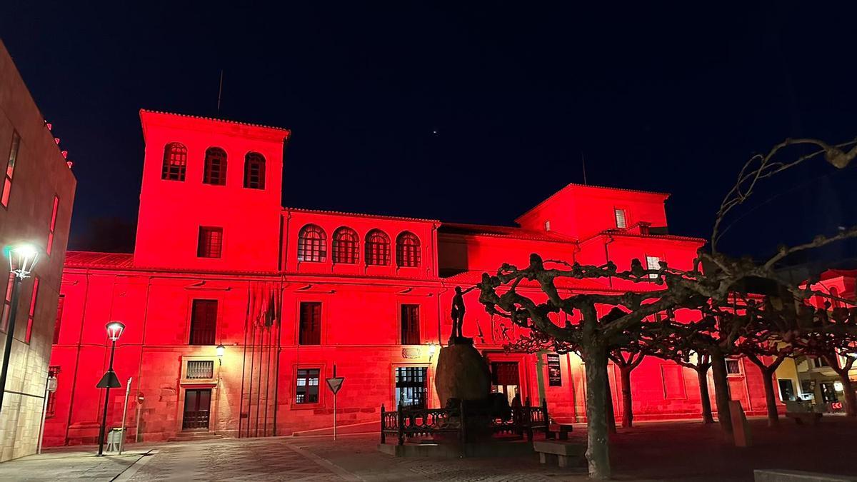 La Diputación de Zamora ilumina su fachada de rojo por el cumpleaños del rey Felipe VI.