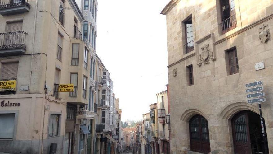 La calle Balborraz a primera hora de la mañana con un cielo totalmente despejado