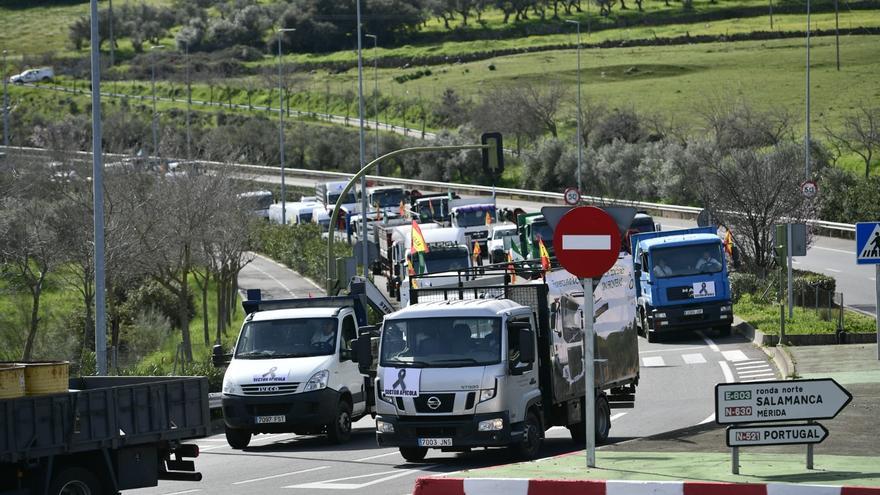 Agricultores llegan a la rotonda el Casar