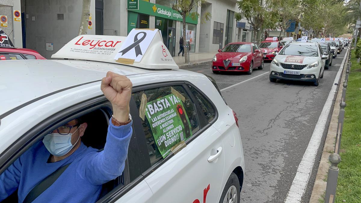 Protesta de las autoescuelas en Alicante