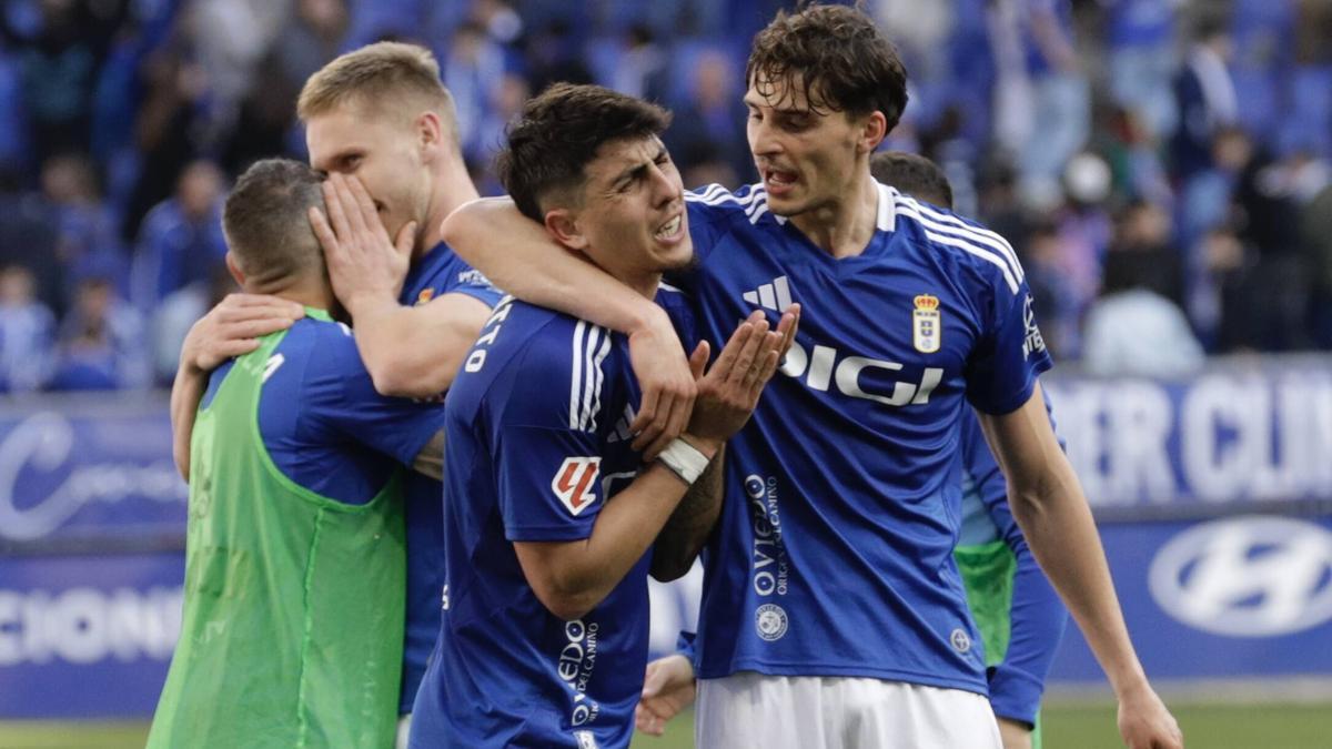 Colombatto y Luengo celebran una victoria del Oviedo, con Alemão y Cazorla en segundo plano.