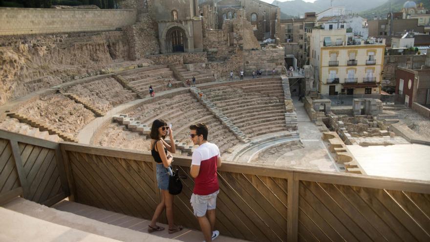 Dos turistas en el Teatro Romano de Cartagena.