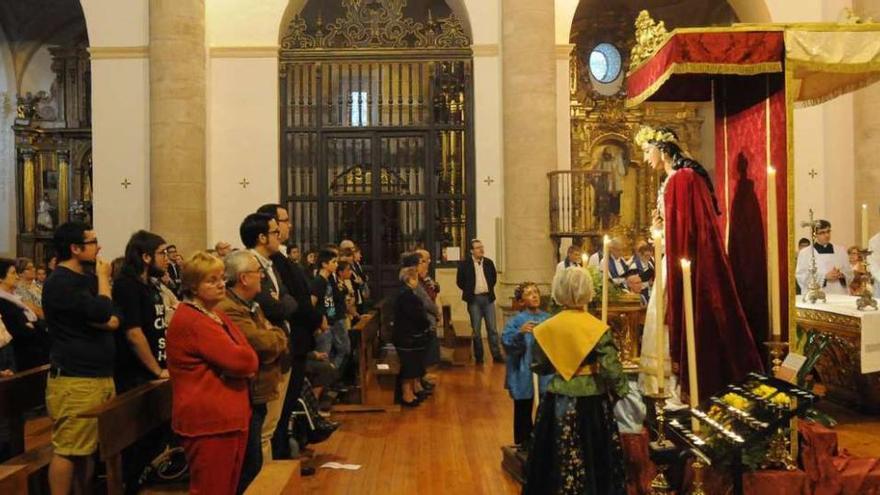 Una celebración del triduo a la Virgen de la Saleta.