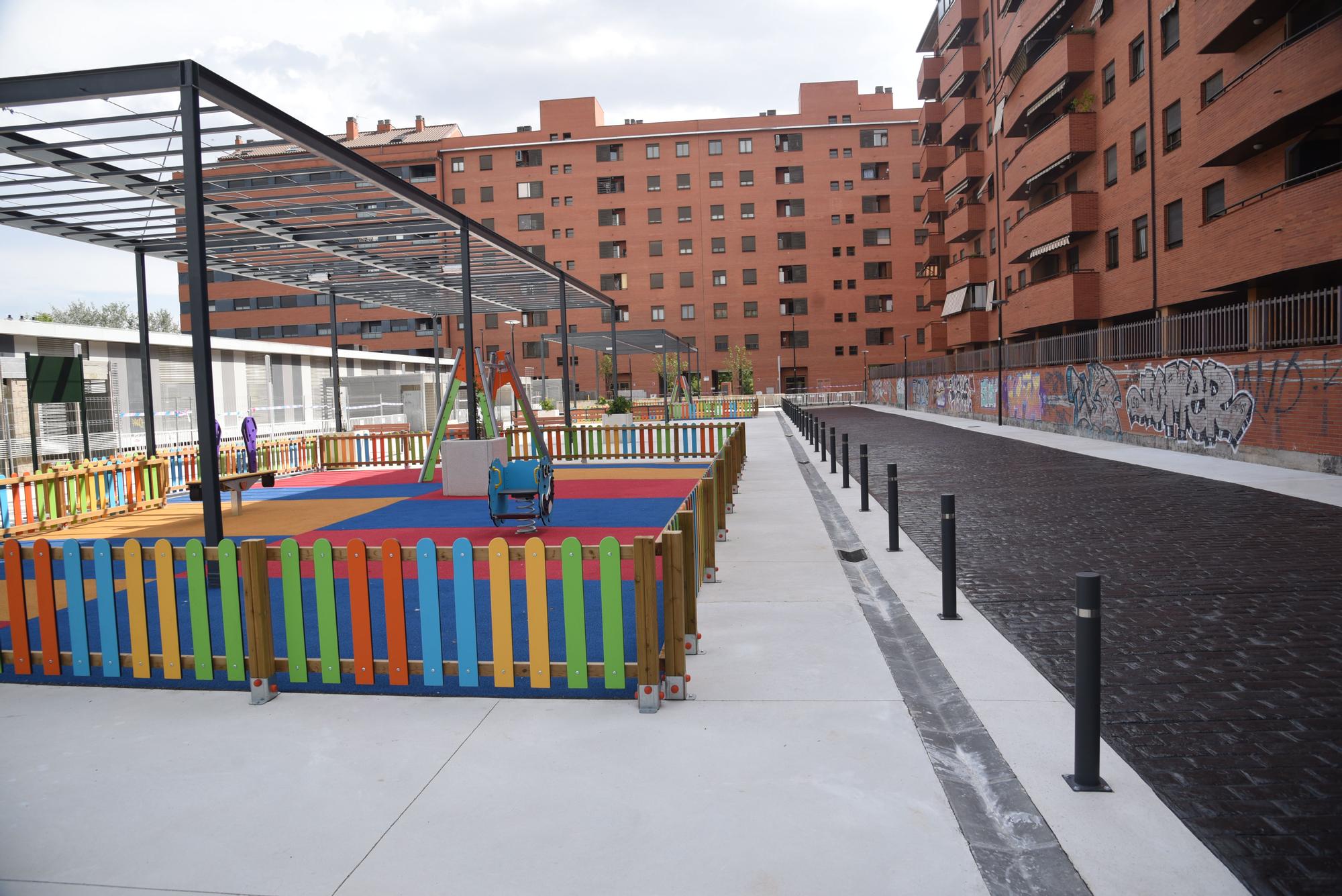 En imágenes | Así es la nueva plaza junto al parque Bruil de Zaragoza