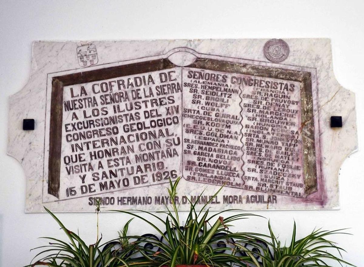 Placa en el santuario de la Virgen de la Sierra que recuerda la visita.