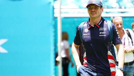 Verstappen, en el paddock de Miami