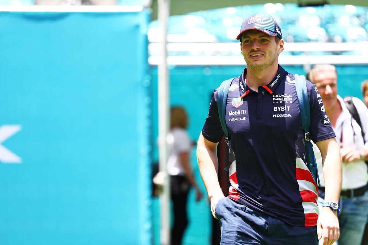 Verstappen, en el paddock de Miami