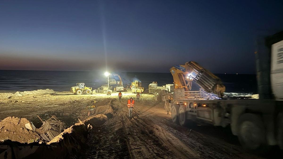 Construcción en una playa de Gaza del espigón para la descarga de la ayuda humanitaria que transporta el buque Open Arms.