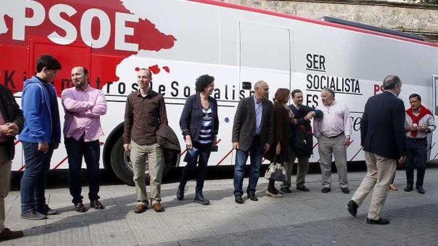 Acto electoral del PSOE, ayer, en la plaza de Ourense. // R. Vázquez