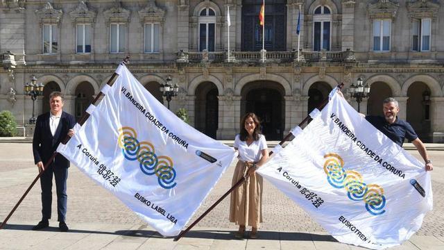 Presentación de la Bandera Cidade da Coruña, ayer frente al Concello. | // CARLOS PARDELLAS