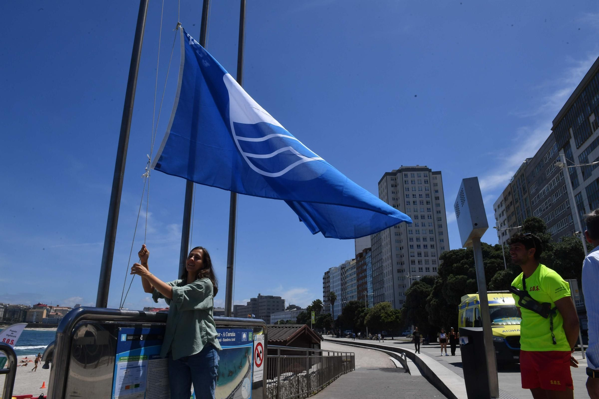 Izado de cinco banderas azules desde Oza hasta Riazor