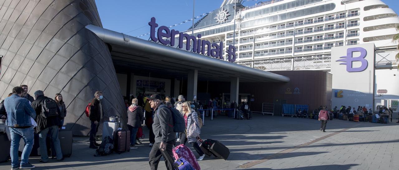 Pasajeros se dirigen a la cola de check in en la terminal B del muelle adosado para embarcar en el crucero MSC Poesía y dar la vuelta al mundo durante los próximos cuatro meses.