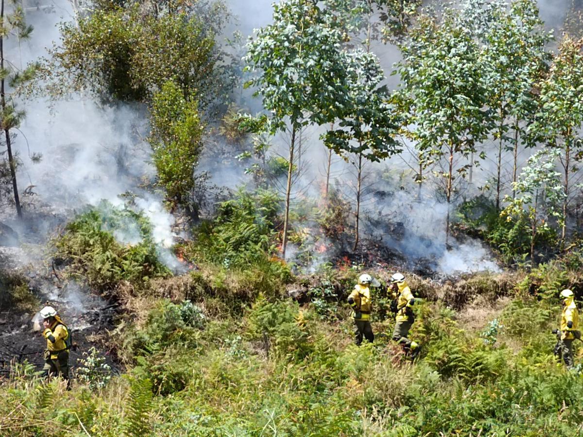 Brigadistas trabajando en la extinción del fuego en Nande - Laxe.