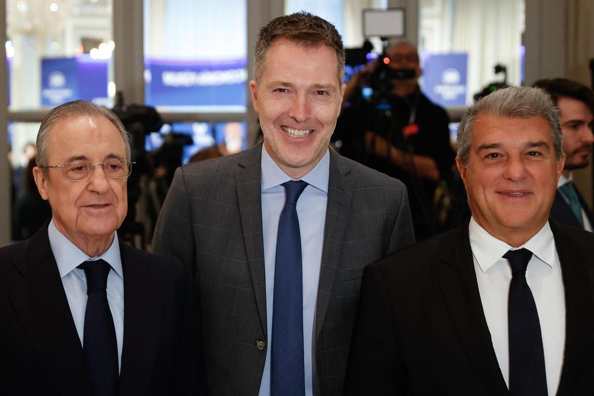 Florentino Pérez y Joan Laporta junto a Bernd Reichart, CEO de la Superliga.