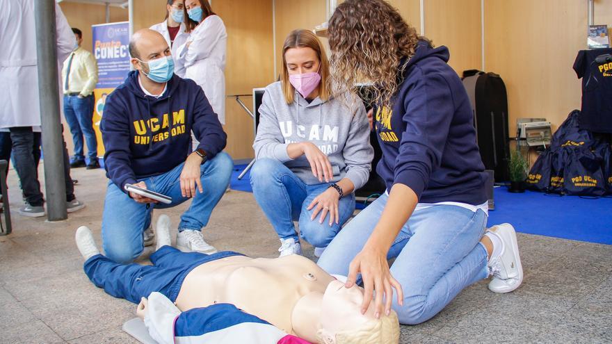 Mireia Belmonte da la bienvenida al curso en la UCAM