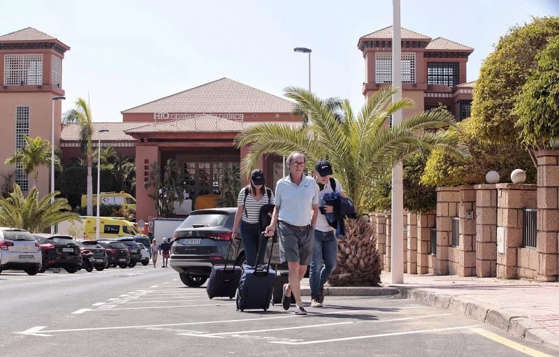 Seguimiento a los alojados en el Hotel H10 de Adeje. Saliendo turistas y consejera sanidad Teresa Cruz Oval  | 28/02/2020 | Fotógrafo: María Pisaca Gámez