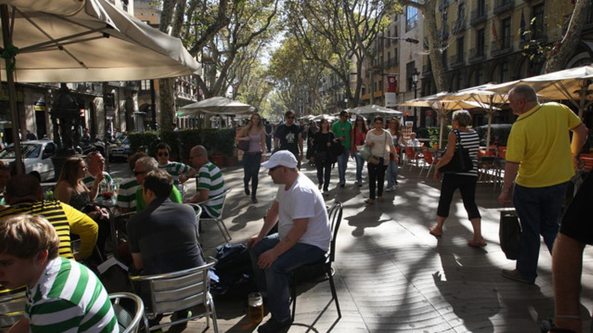 Una terraza de la Rambla a la altura de la plaza Reial.