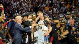 Nikola Jokic recibe el trofeo de mejor jugador de la última final, en la que condujo a los Nuggets al título.