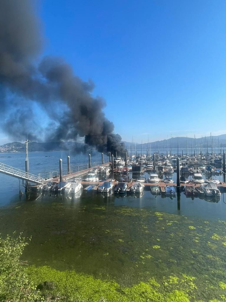 Una columna de humo se levanta en la ría de Vigo: arde una embarcación en San Adrián de Cobres