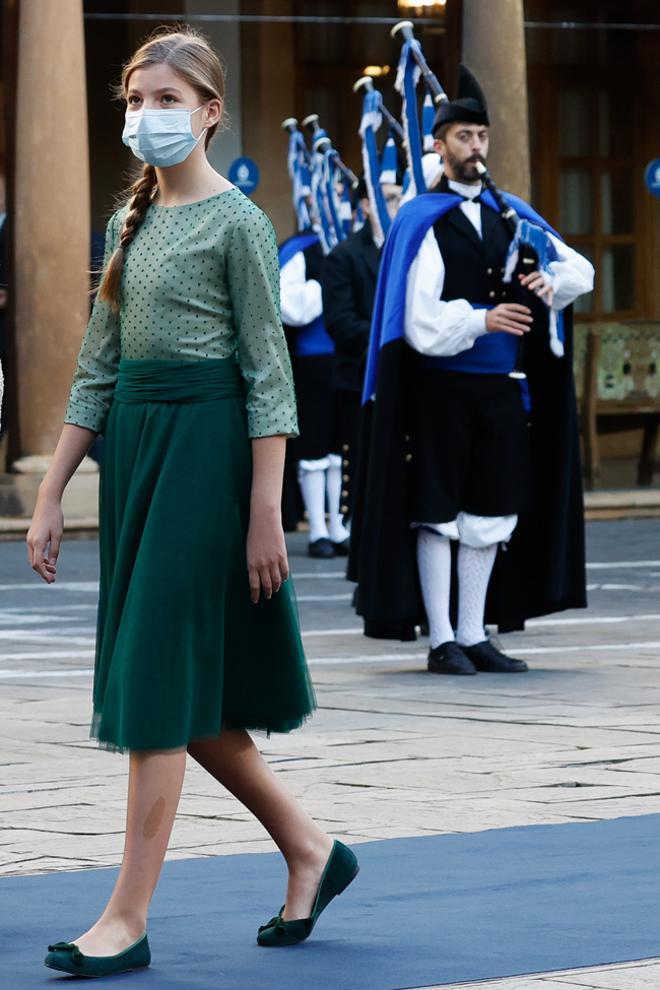 La infanta Sofía, con vestido verde y bailarinas planas aterciopeladas a juego