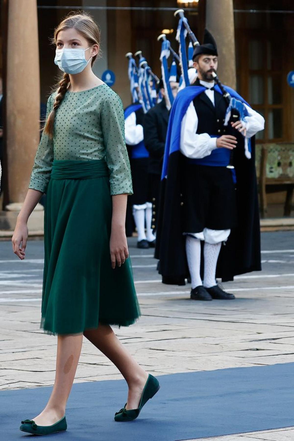 La infanta Sofía, con vestido verde y bailarinas planas aterciopeladas a juego