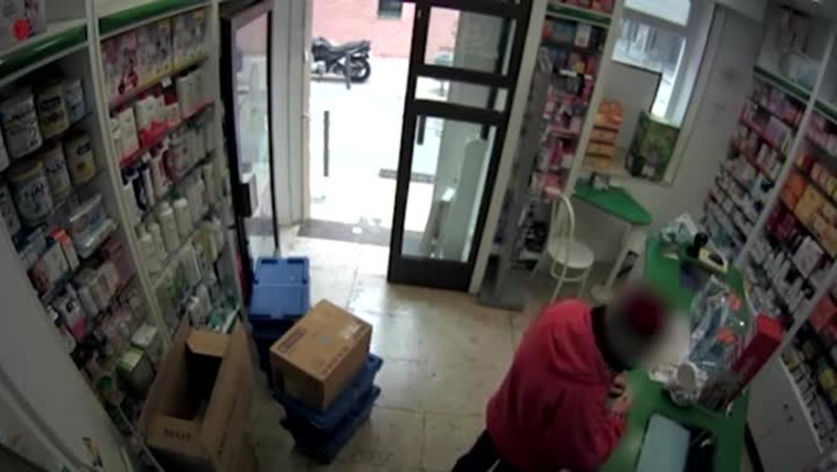 Una cámara de seguridad de la farmacia de L’Hospitalet de Llobregat graba el segundo atraco del ladrón.