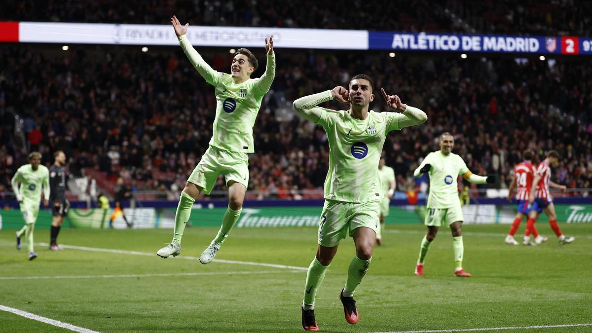 Raphinha y Gavi festejan junto a Ferran Torres, el autor del 2-4, la remontada sobre el Atlético en el Metropolitano.