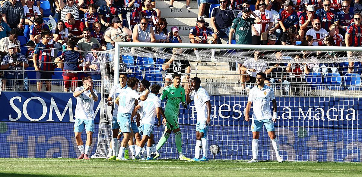Los jugadores zaragocistas felicitan a Andrada tras detener el primer penalti a Sielva en Huesca.