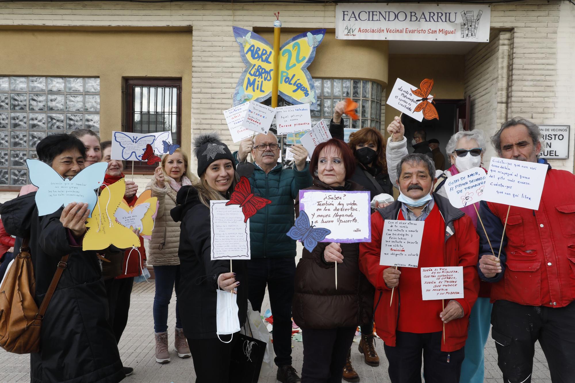 EN IMÁGENES: Los vecinos arrancan con abril libros mil decorando todo el barrio con poesía