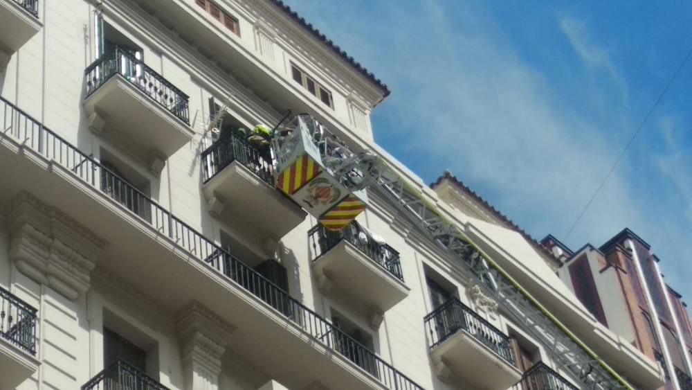 Rescatan a dos jóvenes en un incendio en la plaza del Ayuntamiento