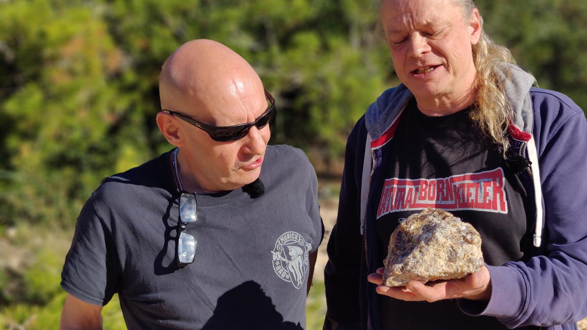 An der Cala Varques sollen die beiden Sucher die Ambra vor laufender Kamera gefunden haben