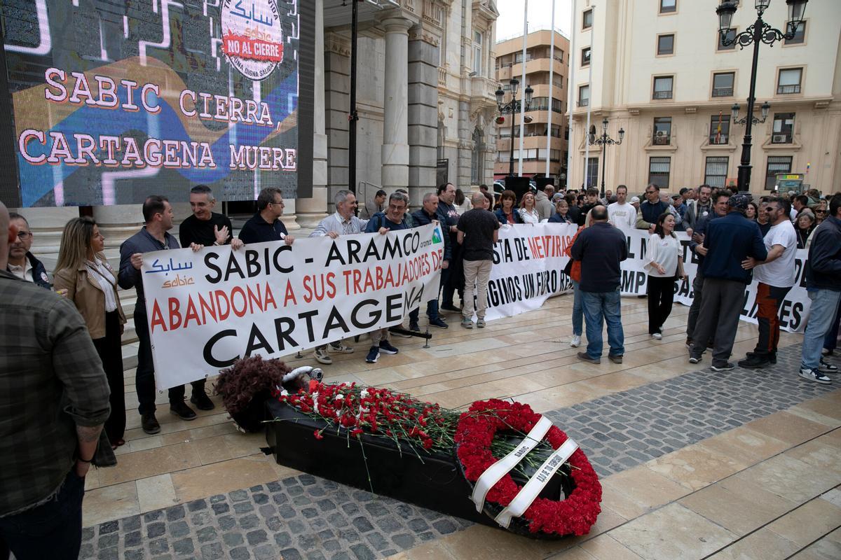 Protesta de los trabajadores de Sabic este viernes en el Ayuntamiento de Cartagena
