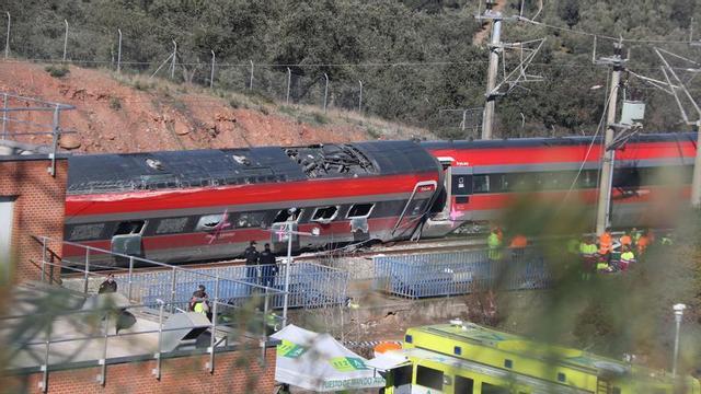 Agentes de criminalística de la Guardia Civil trabajan en el lugar del accidente de trenes de Adamuz (Córdoba).