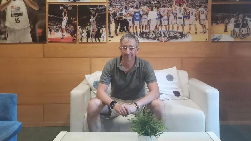 Moncho Fernández en el Fontes do Sar con imágenes históricas de partidos en los que dirigió al equipo en ACB