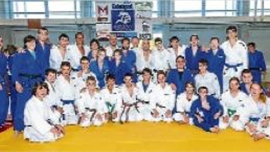 Un grup de judoques bagencs,a l&#039;estada d&#039;Azuara