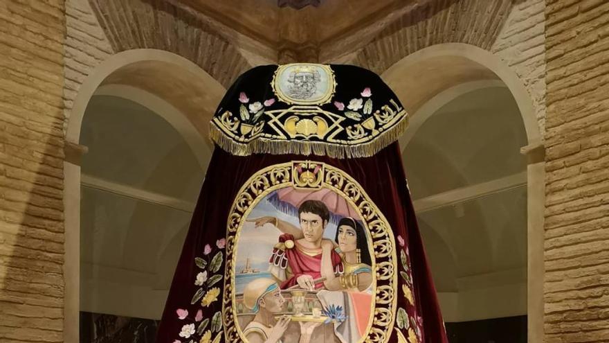 El manto de Marco Antonio es un bordado de terciopelo grana y oro.