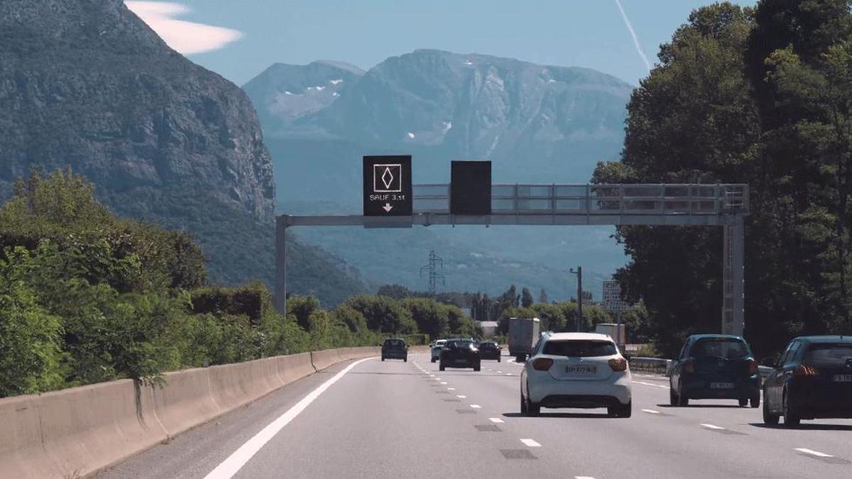 Llega a las carreteras la nueva señal 'diamante': esto tienes que hacer cuando la veas