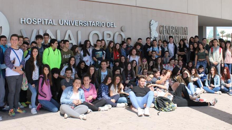 Profesionales de Vinalopó Salud de Elche muestran su día a día a alumnos de Secundaria