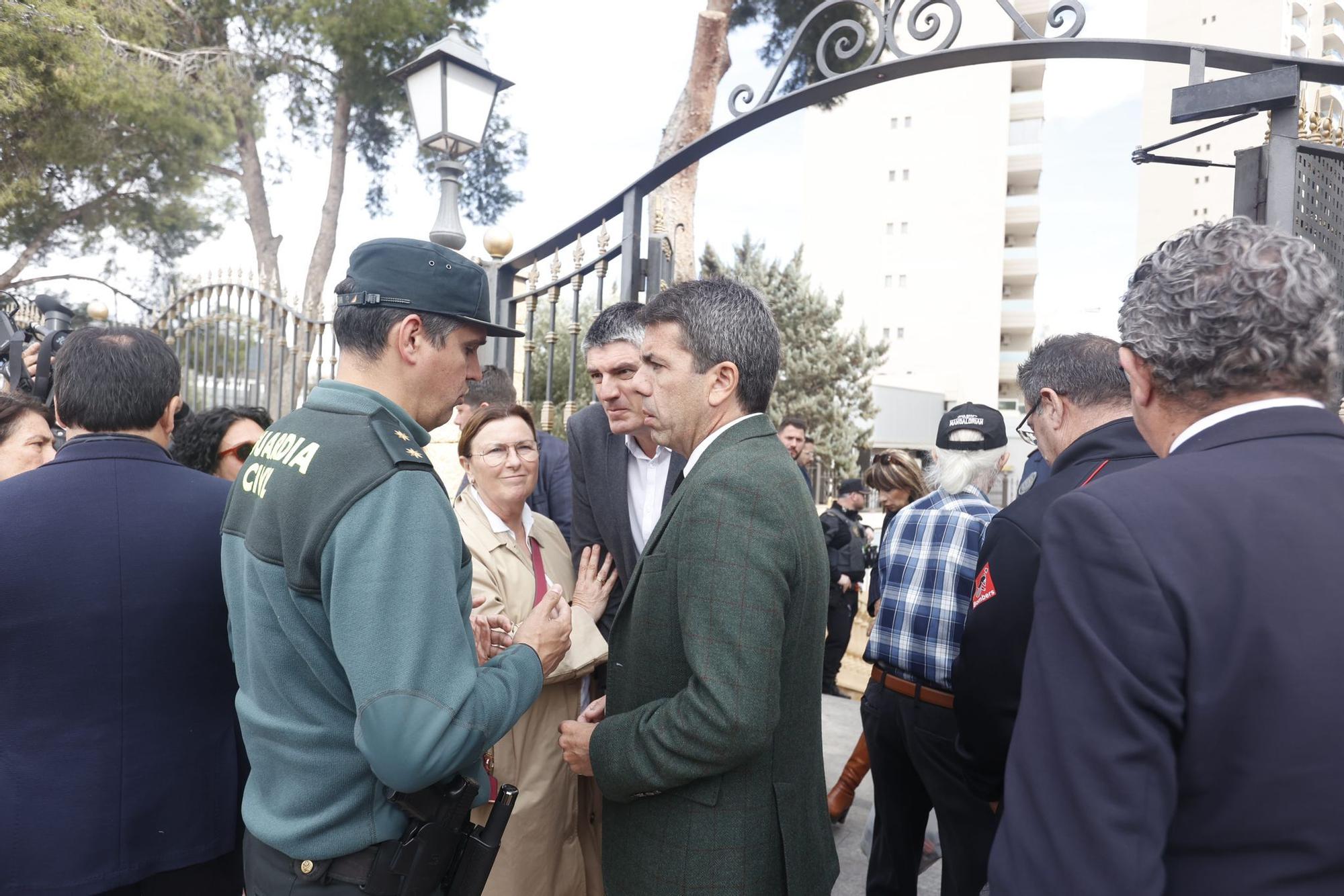 Las autoridades visitan el lugar del incendio.