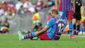 Braithwaite se toca la rodilla izquierda tras sufrir unas molestias ante el Getafe en el Camp Nou.