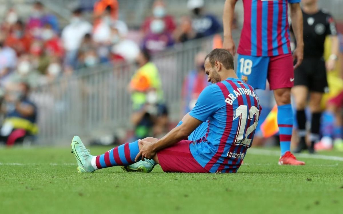 Braithwaite se toca la rodilla izquierda tras sufrir unas molestias ante el Getafe en el Camp Nou.