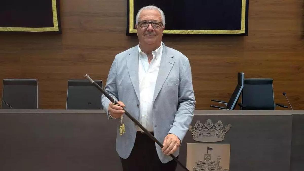 Foto de Rafael Albert con la vara de mando, tras ser investido de nuevo como alcalde de Orpesa, el pasado 21 de junio.
