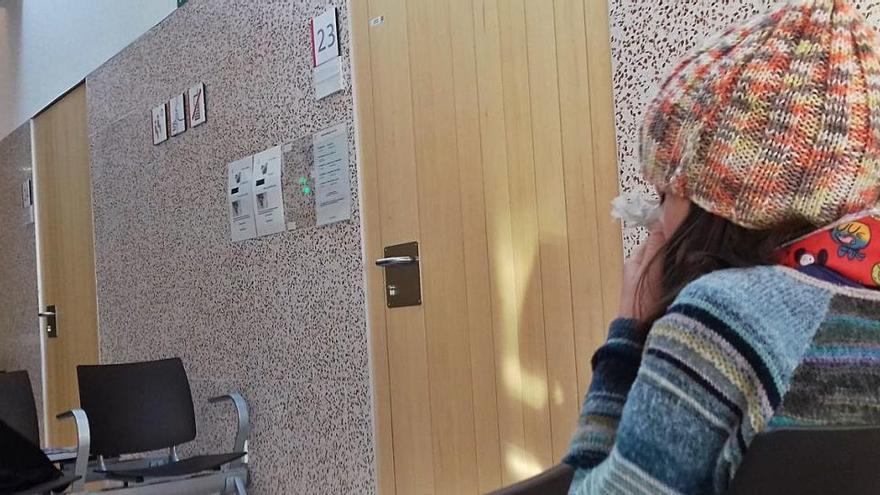 Una nena a la sala d&#039;espera de l&#039;hospital comú transfronterer de la Cerdanya