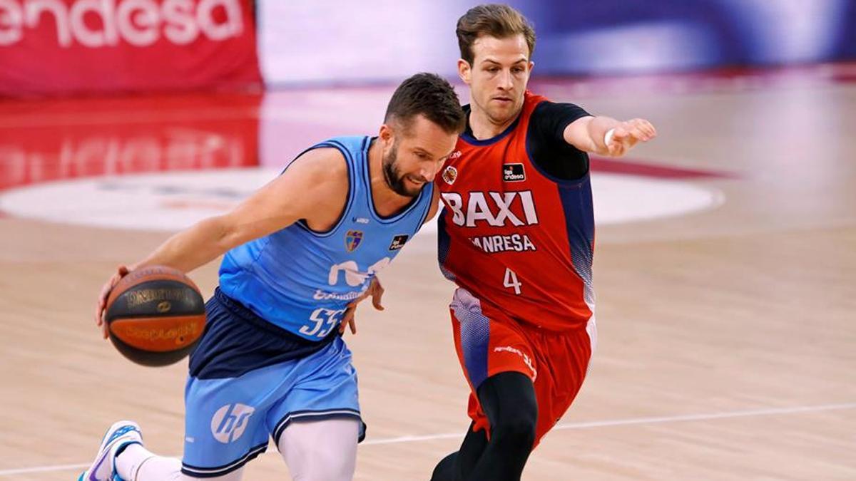 Ferrari defiende un ataque con Barea llevando el balón