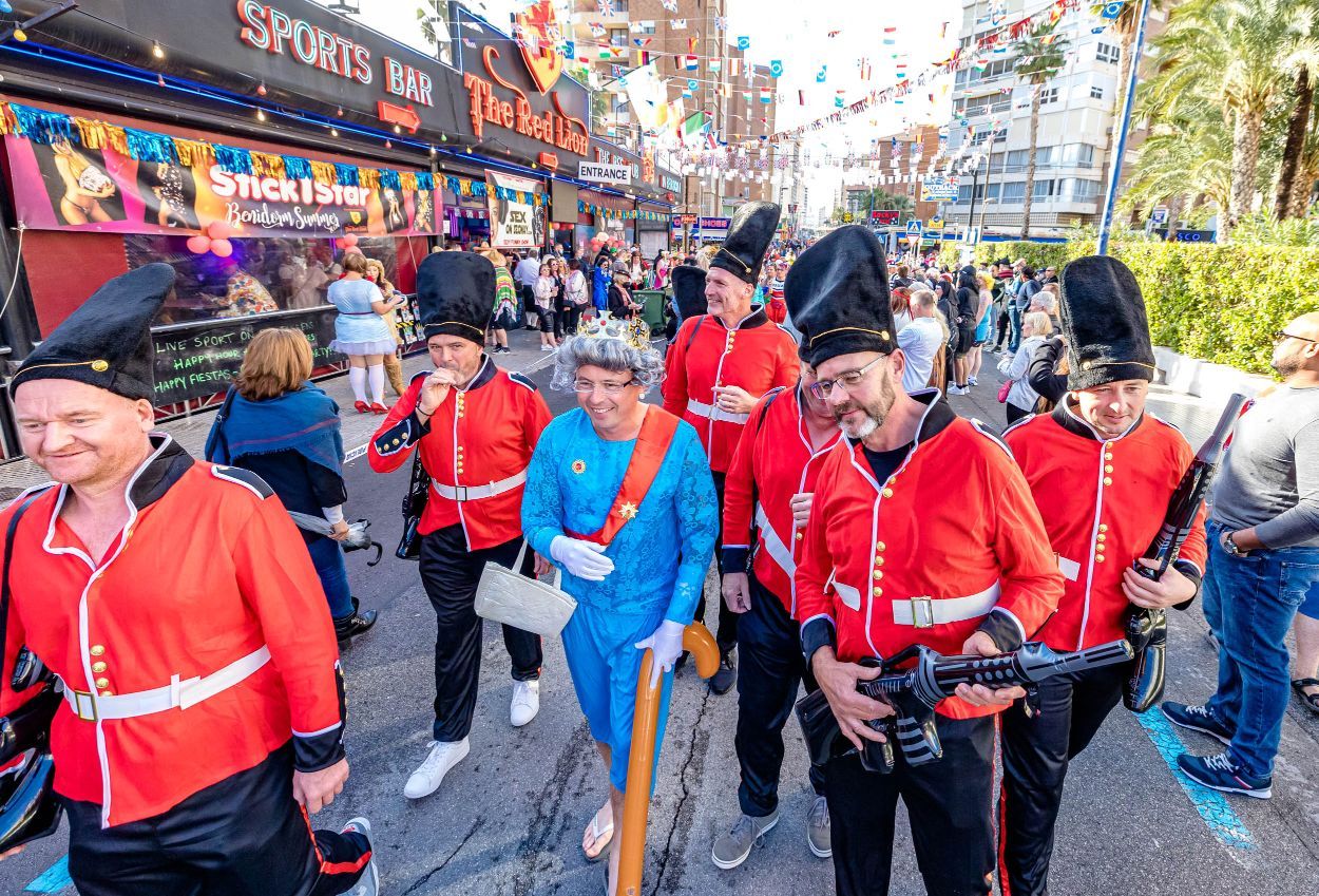 Los británicos desafían a la lluvia y celebran su "Fancy Dress Party" en Benidorm